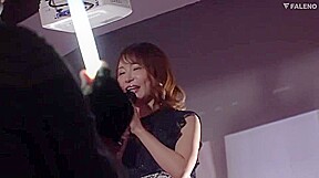 スリル満点の楽屋ハメwwwバレそうで声を押し殺す悶絶体感☆スレンダー美女