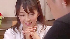 夫の隣で…妻の“妖艶な口技”と“豊満バスト”に悶える男