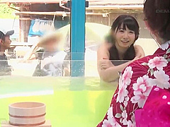 見知らぬ男女が混浴風呂で接近し水着姿を揉まれて手マンで絶頂