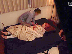 スレンダーピンク髪ギャルが彼氏のそばで寝ていたところにクズ男が押しかけ盗撮NTRレイプされる