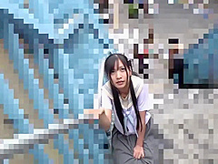 羞恥のイキに！宮崎リンが制服姿で野外露出し失禁しちゃう