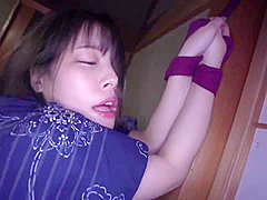 温泉で社内イジメに耐えるOLが情熱的な不倫セックスにのめり込む汗まみれの夜
